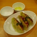 麺Dining セロリの花 - 吉祥寺"麺Diningセロリの花"セット餃子「鶏肉とトマト、セロリの焼餃子」3個横景