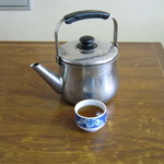 みつ食堂 - お茶もセルフです。やかんがデカイです。