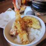 椿 - 天ダネを乗っけて、醤油瓶に入ったタレを・・・。