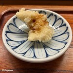 江戸寿司 - 真蛸の天ぷらに微量の醤油を落とし
