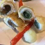 和彩くどう - 揚物は芯に野菜が巻かれています。