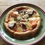 珈琲神社 - 珈琲神社カフェGのミックスピザ Sサイズ。
      税込1200円。
      今日の具材は銀ジャケとマダコとサラミ。
      