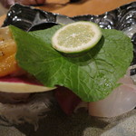 SUSUKINO いとや HANARE - お造りは葉っぱで隠れて登場♪