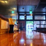 集 - 店内は黒塗り天井&木板張り天井、淡灰色の壁&木板張り壁、木板張り床、シックでお洒落な炭焼き居酒屋さんぽい空間、BGMは洋楽
