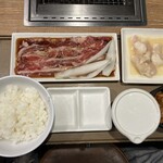 焼肉ライク - 料理写真:つゆだくカルビランチに牛ホルモン(ハーフ)をトッピングして1,300円