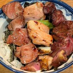 363432645 - やき鳥 宮川 ＠茅場町 レバ・かしわ・砂肝が盛り込まれる、ご飯少な目でお願いしたやきとり丼