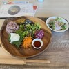 オールカフェ×タニタカフェ - おろしハンバーグプレート橙酢ソース添え1,550円+ミニシーザーサラダ300円。プレートのお皿は直径30センチくらいあるかと。大根おろし&大葉の下にハンバーグが隠れてます（笑）