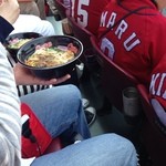 麺屋　まる - 野球を観ながら、カープうどんを食す。