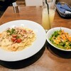 ハミングバード - 平日限定・海老とベーコンとフレッシュトマトのクリームソースランチ1572円♫　サラダの人参ドレッシングも激ウマ✨　☕だとお代わりできるけど、この日はグレープフルーツジュースの気分♫