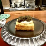 北野坂 木下 - ①香味野菜を練り込んだクロスティーニと燻製キャビア