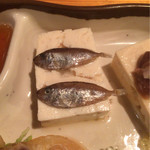 沖縄料理 シーサー - これがバリの稚魚、塩辛のような浸かりよう(^^)