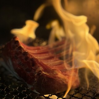 炭火で焼いたメインと生パスタが堪能できるディナーコース