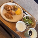 スーパーホテル - 料理写真:パン、ハンバーグ、サラダ、牛乳、ヨーグルト、ブルーベリー
