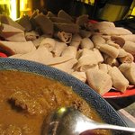 SAFARI AFRICAN RESTAURANT BAR - ビーフの煮込みとインジェラ