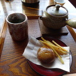 ティーショップ夕日 - 玄米茶と揚げ饅頭