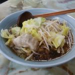 玉蘭 - スープ餃子　500円。ぷりぷりで大きめの餃子がラーメンスープの中に。上には茹でられたもやしとキャベツがのっています。