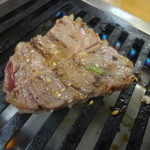 スタミナ苑 - 【NEW】特上ハラミを焼いているところ