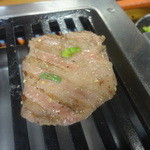 スタミナ苑 - 【NEW】上タンを焼いているところ