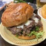 BOMBER BURGER - バーガーで一杯では足りません