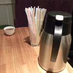 ひみつ堂 - ストローの置かれた卓上
