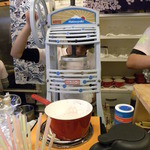 ひみつ堂 - かき氷を削ってます