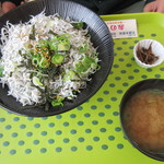 みのり家 - しらす丼+汁物