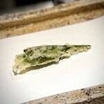 日本橋 蕎ノ字 - まずは、新茶の葉から。これは珍しい。
            インパクトは無臭ながら、余韻に優しいお茶の香りが追いかけてきます。
            味わい自体は静かなので、その分、衣の味を楽しめるのがいい。そして、その衣が美味しい。