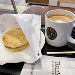 タリーズコーヒー  - 料理写真:モーニング利用。イングリッシュマフィンツナチーズ＆カフェラテTサイズ　ホカホカ柔らかなマフィン。朝タンパク質補給！