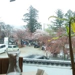 下下味亭 吉茶 - 席から見える氷室神社と若草山(お天気悪くて写真では山が綺麗に撮れてません^^;)