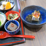 アルモントホテル - お皿も色取り取り。トルコカラー？