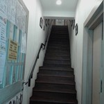 居酒屋かしわ - ２階の店内入り口への階段