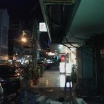 居酒屋かしわ - 店の前の通りの状況