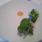 ナクレ - サヨリのマリネ 花山葵 ナスタチウム 白ごまのソース