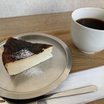 MERCI CAKE - プレーンのバスクチーズケーキ、ホットコーヒー