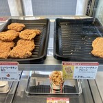 ミニストップ - 料理写真:レジ横ケース。ミニストップでは注文するとレンチンする。つまり、他社とは違い、常温で保存しているようだ。