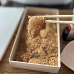 かねすえ - 料理写真:持ち上げると…
プルンプルン食感のわらび餅は
でろ〜んと伸びるほど柔らか♡(*´Д`*)
