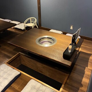 間接照明で落ち着く空間◆掘りごたつや座敷でゆったり過ごせる