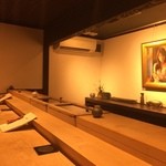 Yamasa Shouten Sushi Yoshi - 素敵な絵が飾られている店内