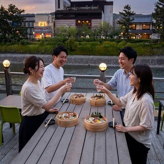 要予約の座り席で贅沢な川床コースを。サクッと飲める川床立ち飲みもおすすめ。
