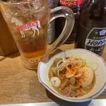 立呑み 晩杯屋 - 料理写真:ホッピー、煮込玉子入りからスタートは定番