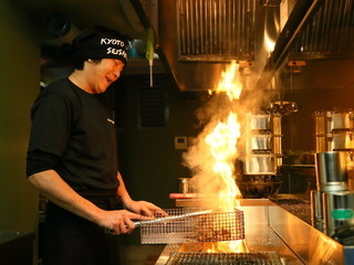 Kyoutoyakitoriseisakujo - 国産備長炭で焼きあがる、美味しい料理を活気あふれるおみせで