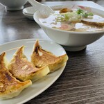 佐野ラーメン いってつ - しょうゆラーメン890円と餃子3個350円