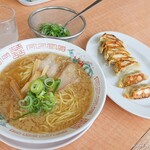 ラーメン大統領 - 料理写真:2025年5月　大統領ラーメン、餃子