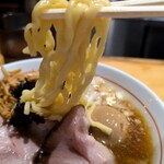 背脂煮干中華そば 和市 - 麺はちぢれ麺