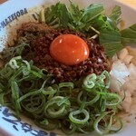 麺屋はなび - カレー台湾まぜそば(にんにく抜き)
カレー粉たっぷりの美味しいまぜそばでした♪
うどんのようなもちもちつるつる麺
追い飯最高♪
平日12時で珍しく待たずに入れました