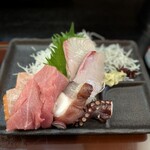 漁 - 刺身盛り（タコ、マグロ、サーモン、はまちorカンパチ？）