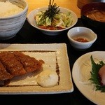 魚串 然 - サーモンフライと刺身ご膳 1100円。