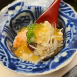徳ㇵ本也 - ①毛蟹(京都府間人産)、刻み秋葵〖オクラ〗&蕗、土佐酢ジュレ載せ、紫蘇穂花を散らして、蓬&菖蒲の剣添え
            鮮度が良く、臭みはゼロ、豊潤な香りと深い旨み、その味わいは別格です