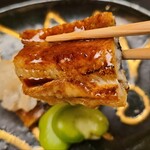 徳ㇵ本也 - ②炭火焼き海鰻(鹿児島県)
            海鰻の脂で表面を揚げ焼きにしてあり、皮がパリッとしているのに身はフワッ、脂の滋味深い旨みを堪能
            最高の鰻を少しだけ頂くのが一番好き