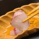 徳ㇵ本也 - ④伊佐木(兵庫県明石産、つる一、神経〆後の4日活かし)
            生きながらにしてイノシン酸を増やす明石抜群〆を施された伊佐木、仄かに活かった感じと強烈な旨み、4日なのに残留血がない驚愕な技術